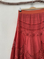 Load image in the gallery viewer,Saia em crochet c/bordados forrada BRIGITTE
