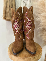 Load image in the gallery viewer,Botas c/polaina em pêlo bordado MOUNTAIN
