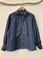 Load image in the gallery viewer,Camisa denim c/ laçada CINDY

