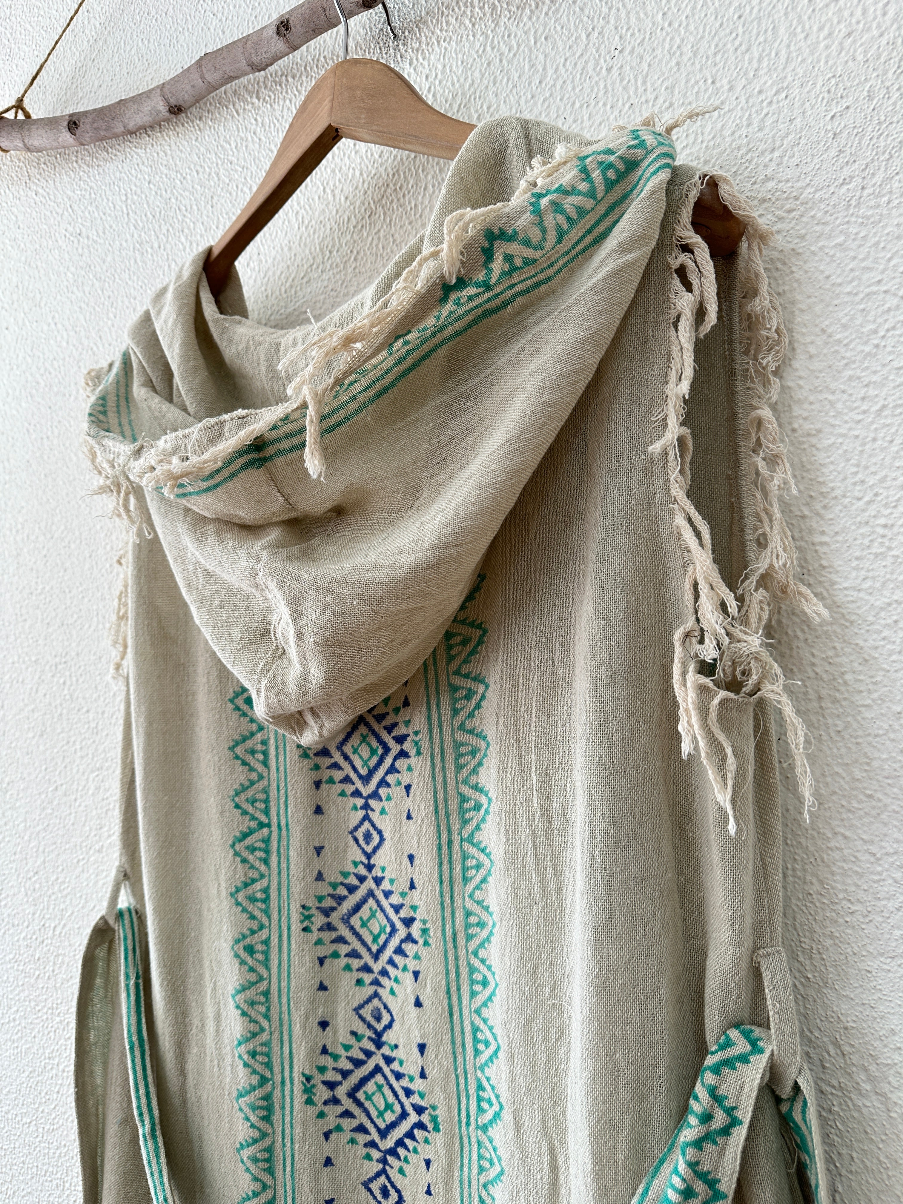 Colete em algodão rústico c/ capuz SATI