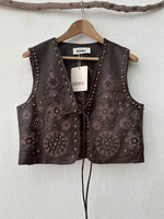 Load image in the gallery viewer,Colete em ecopele bordado WOODSTOCK
