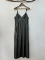 Load image in the gallery viewer,Vestido acetinado c/ renda TENDER

