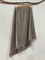 Load image in the gallery viewer,Saia assimétrica em veludo c/ renda GUMMY
