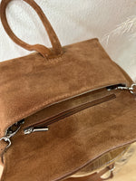 Carregar imagem no visualizador da galeria, Clutch em camurça MILLION
