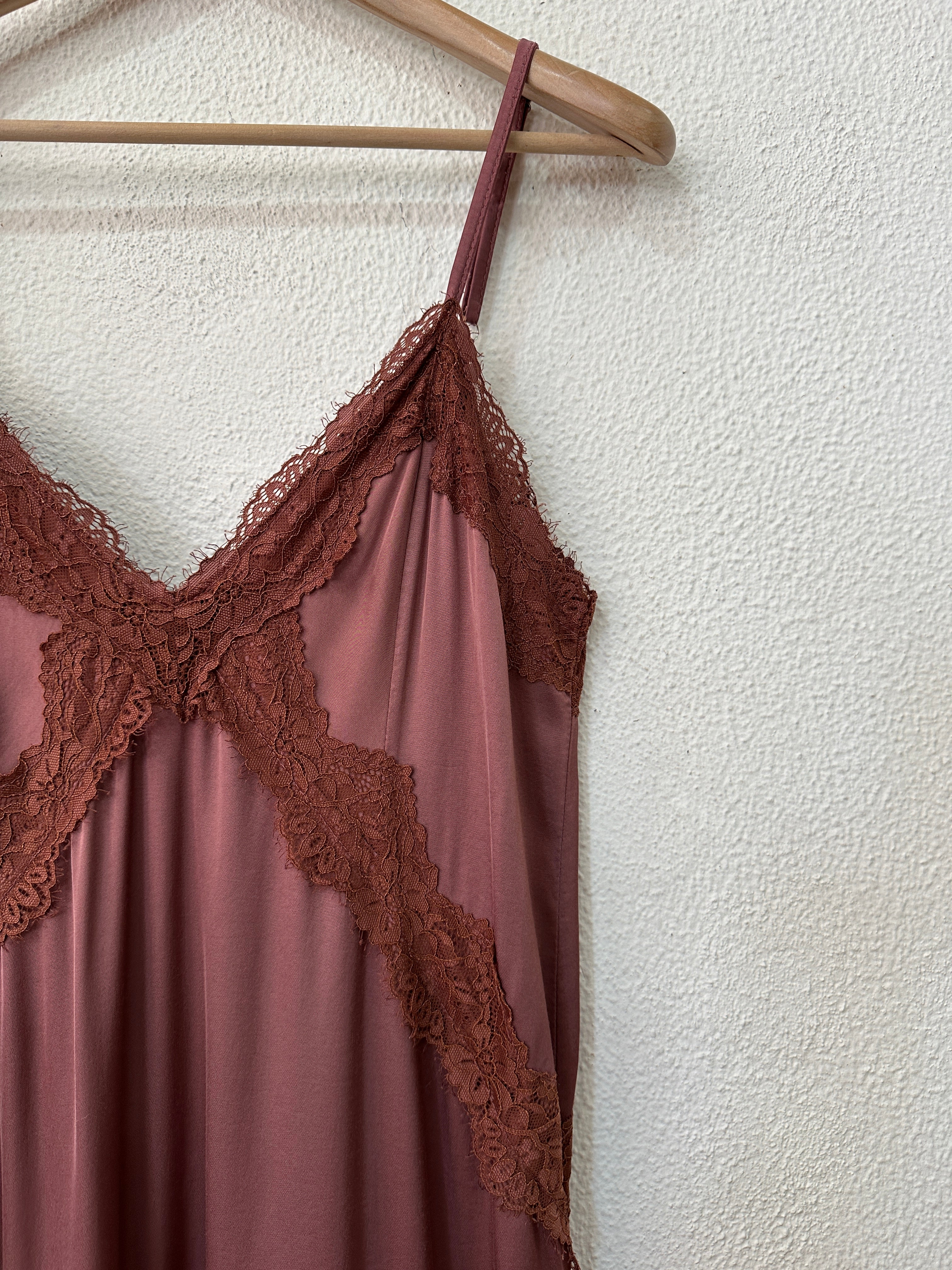 Vestido acetinado c/ renda TENDER