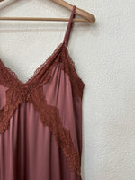 Load image in the gallery viewer,Vestido acetinado c/ renda TENDER
