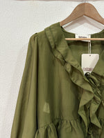 Load image in the gallery viewer,Blusa c/ atilhos e folhos FLORA
