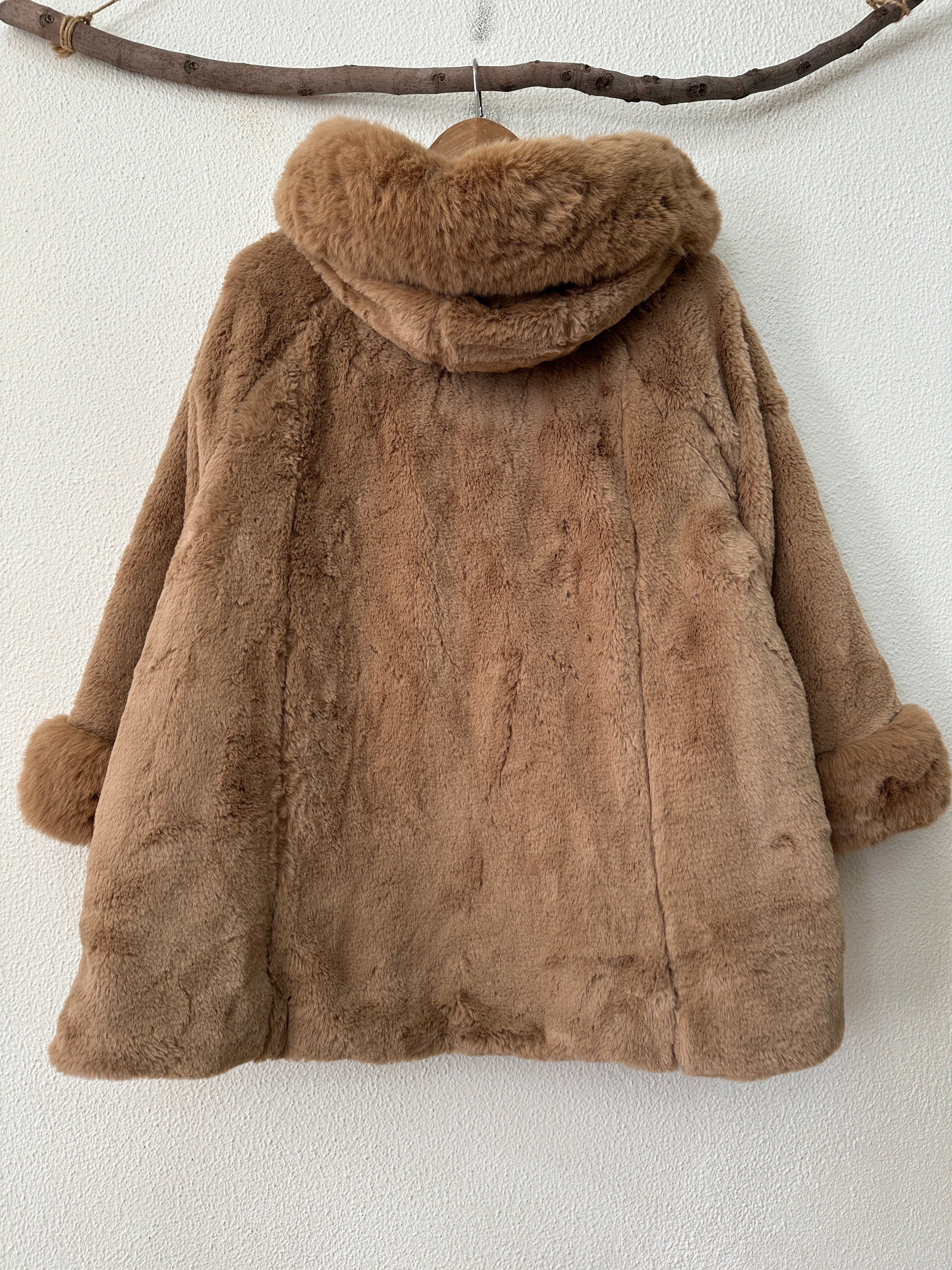 Casaco em imitação de pelo c/ capuz CIBELES