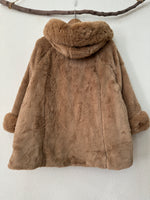 Carregar imagem no visualizador da galeria, Casaco em imitação de pelo c/ capuz CIBELES
