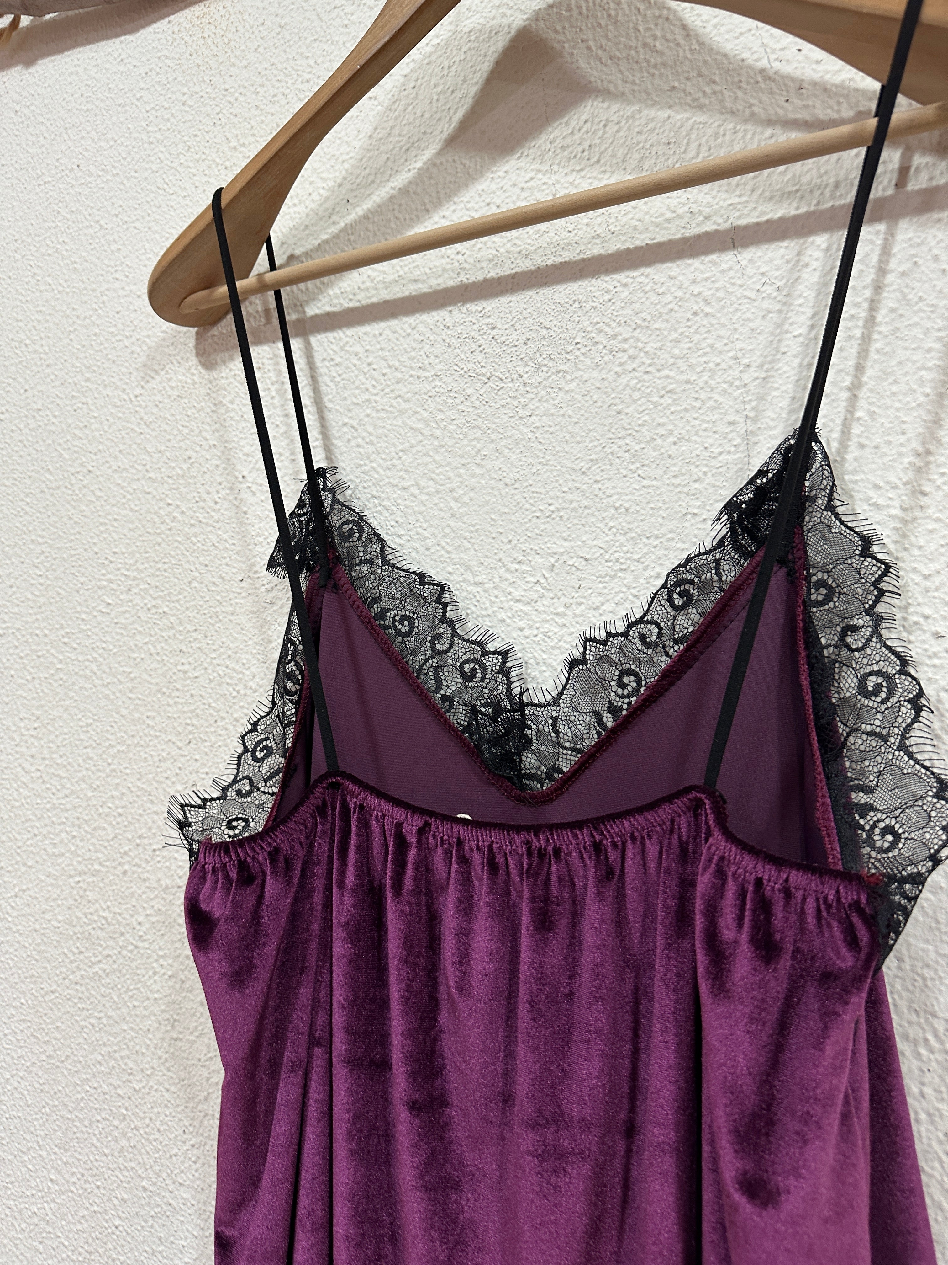 Vestido em veludo cristal c/renda AMETHYST