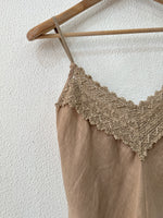 Carregar imagem no visualizador da galeria, Top em linho c/renda e corte em viés RIVIERA
