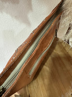 Load image in the gallery viewer,Clutch em pele MEKNÈS
