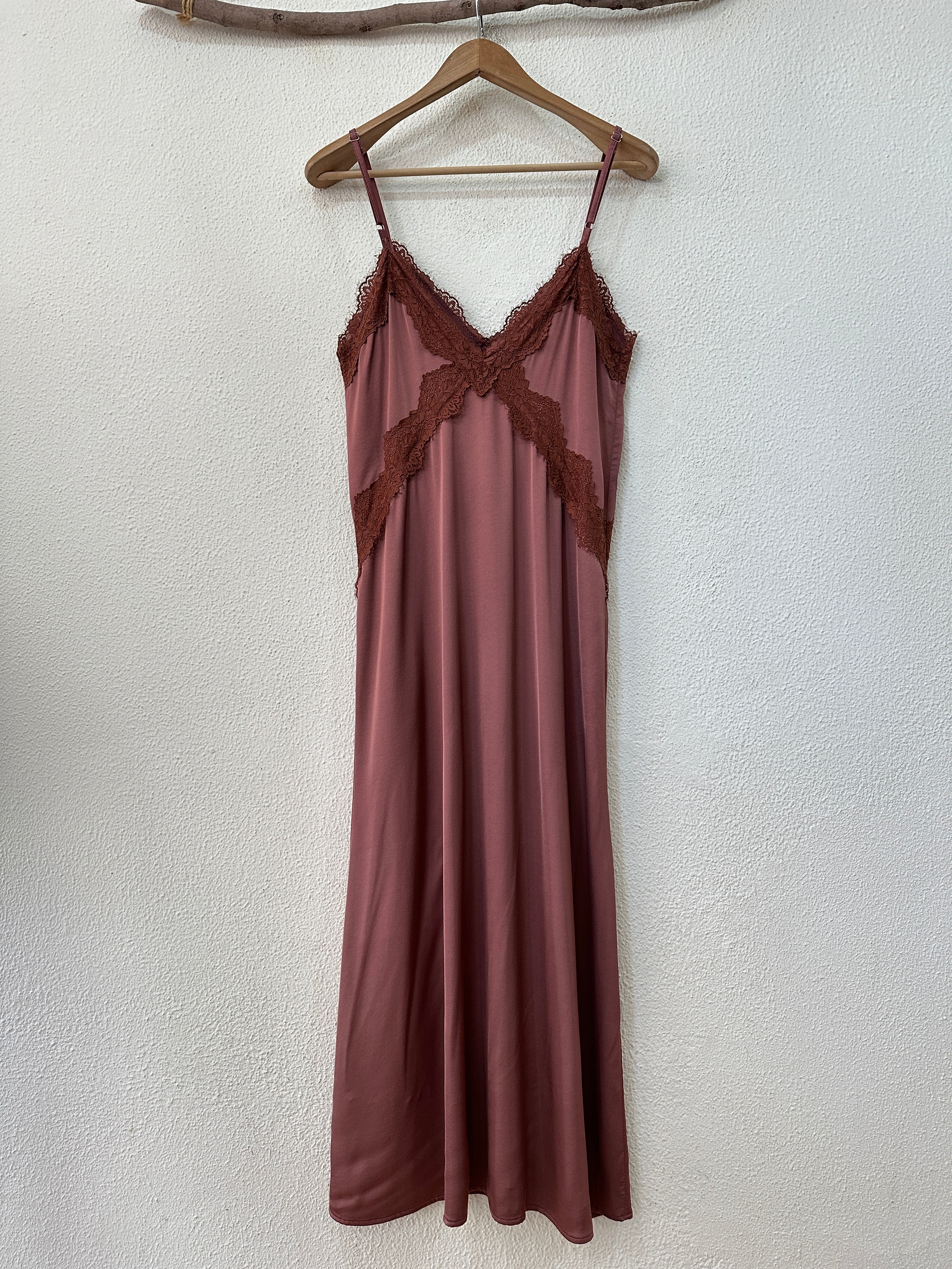 Vestido acetinado c/ renda TENDER