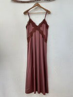 Load image in the gallery viewer,Vestido acetinado c/ renda TENDER
