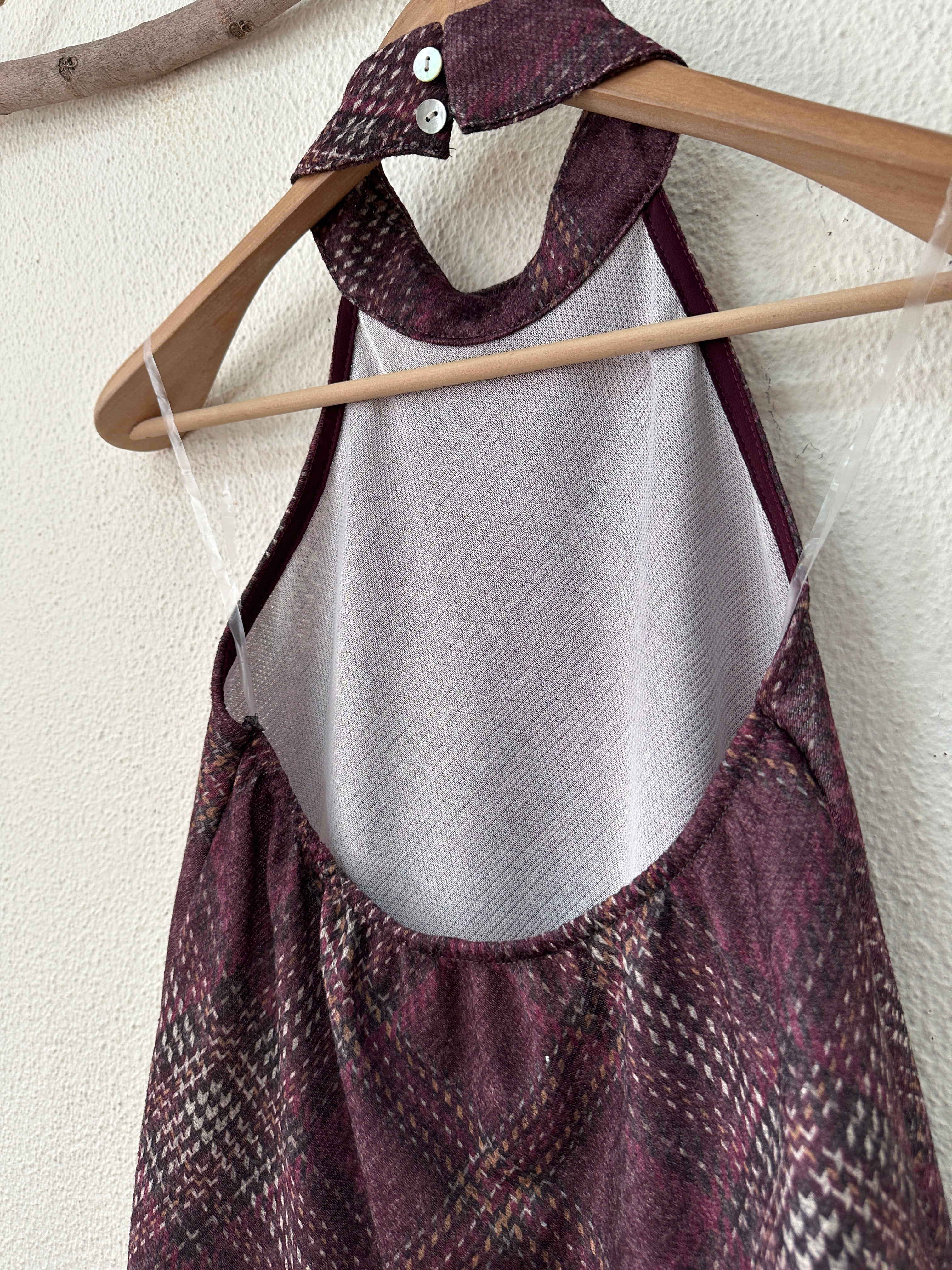 Top assimétrico em malha c/ decote halter e renda MEREDITH