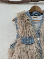 Load image in the gallery viewer,Colete acolchoado c/ aplicação de pelo sintético JANICE
