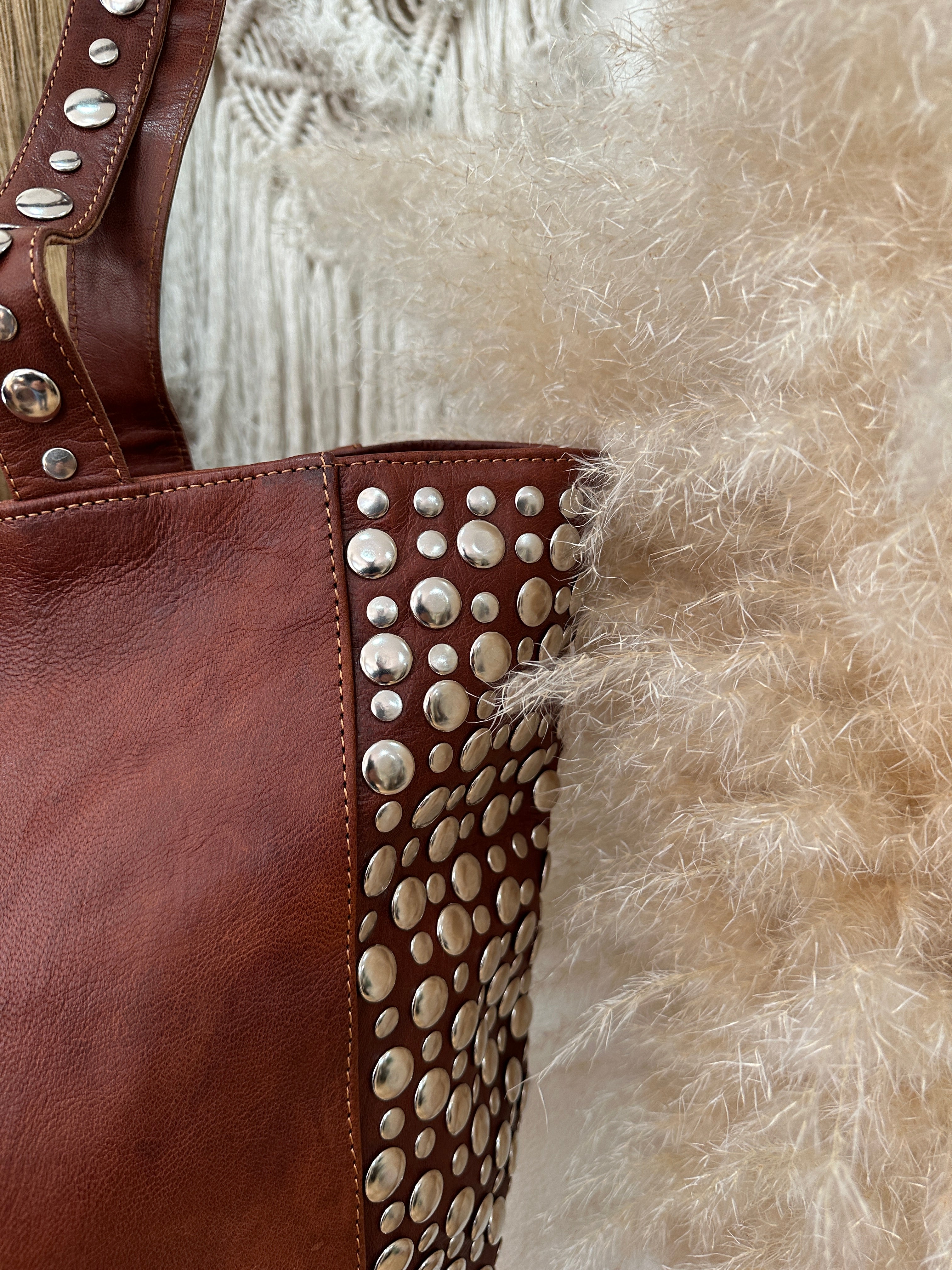 Mala em pele c/tachas SHUKRAM