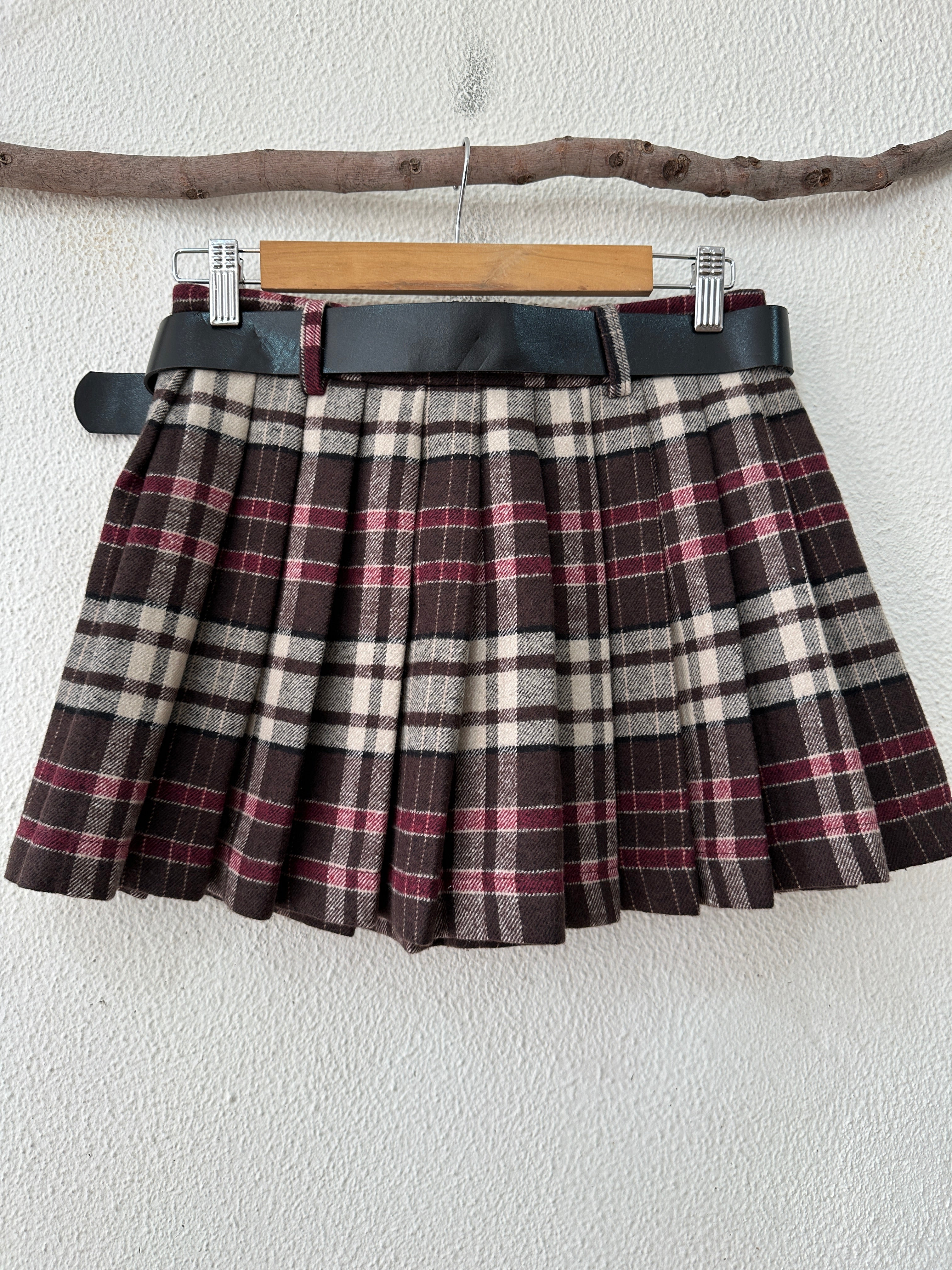 Saia de pregas em fazenda CAMBRIDGE