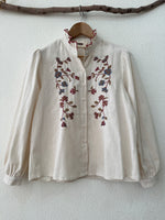 Load image in the gallery viewer,Camisa bordada em ponto-cruz ROSES
