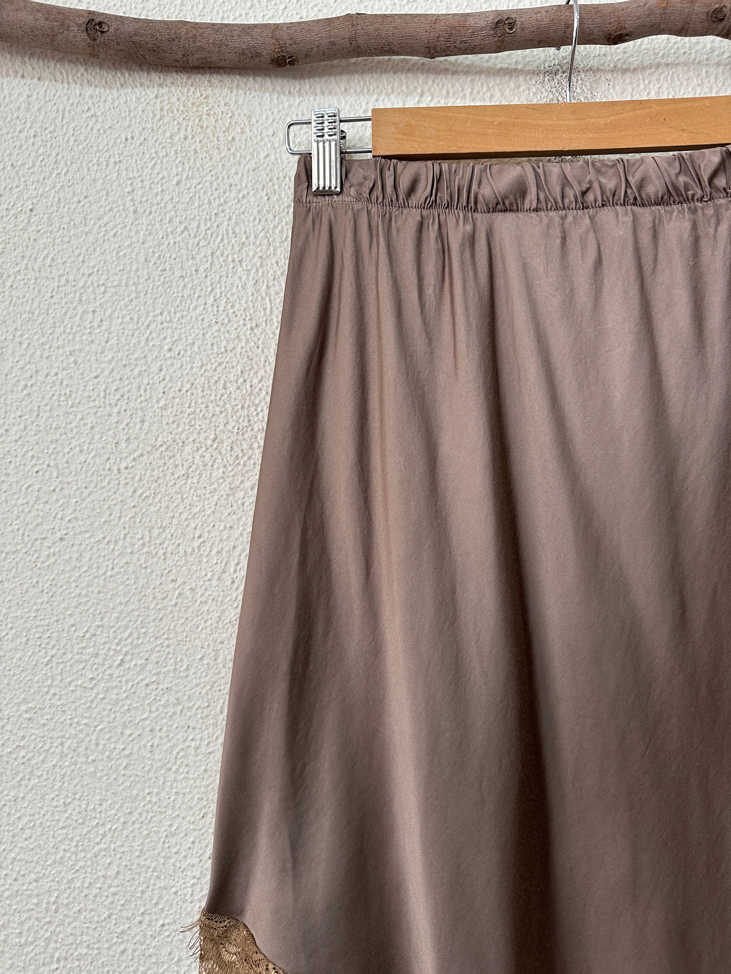 Saia em cetim assimétrica c/ renda SOPHISTICATED