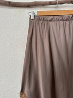 Load image in the gallery viewer,Saia em cetim assimétrica c/ renda SOPHISTICATED
