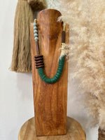 Carregar imagem no visualizador da galeria, Colar c/madeira CANNES
