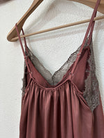 Load image in the gallery viewer,Top de cetim c/ renda SOPHISTICATED
