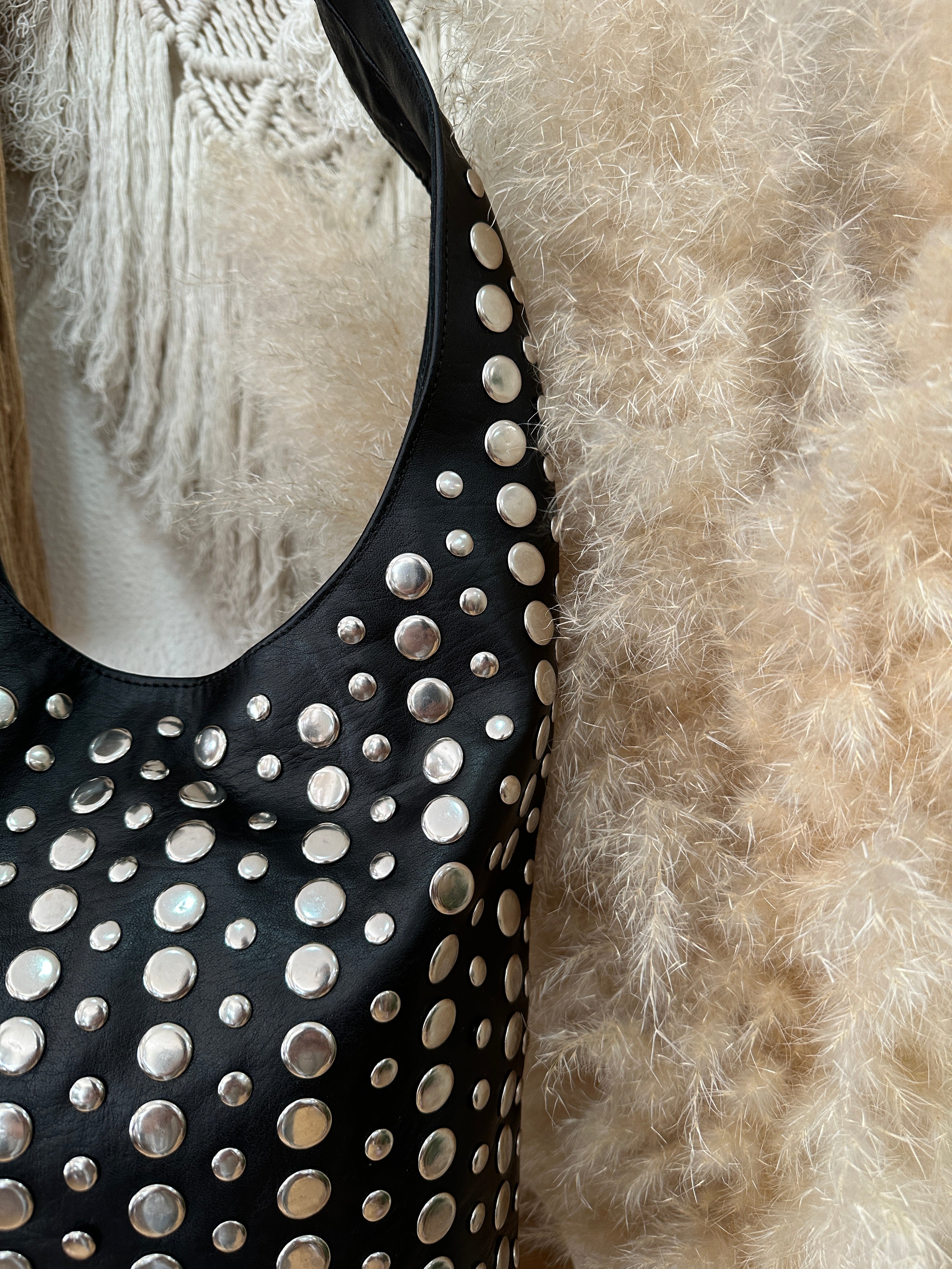 Mala de ombro em pele c/tachas MORANI