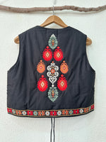 Carregar imagem no visualizador da galeria, Colete acolchoado bordado ANYA
