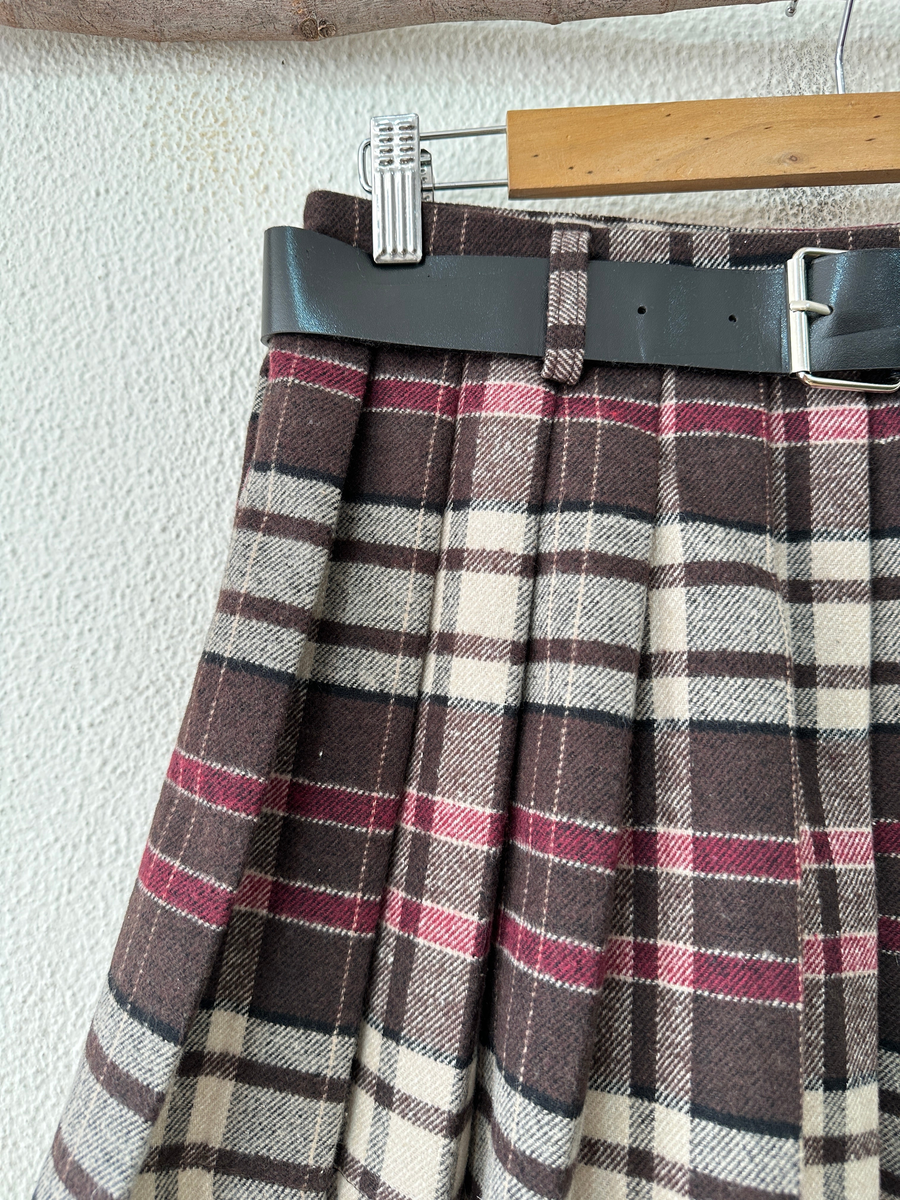 Saia de pregas em fazenda CAMBRIDGE