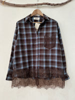 Load image in the gallery viewer,Camisa em flanela c/rendas LUANA
