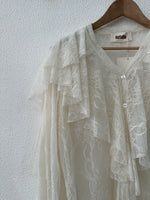 Load image in the gallery viewer,Camisa em renda c/ folhos MARGARETTE
