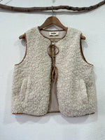 Load image in the gallery viewer,Colete de pelo encaracolado ZÊZERE
