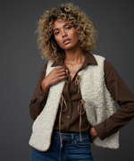 Load image in the gallery viewer,Colete de pelo encaracolado ZÊZERE
