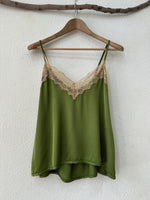 Load image in the gallery viewer,Top acetinado c/ renda FAYE
