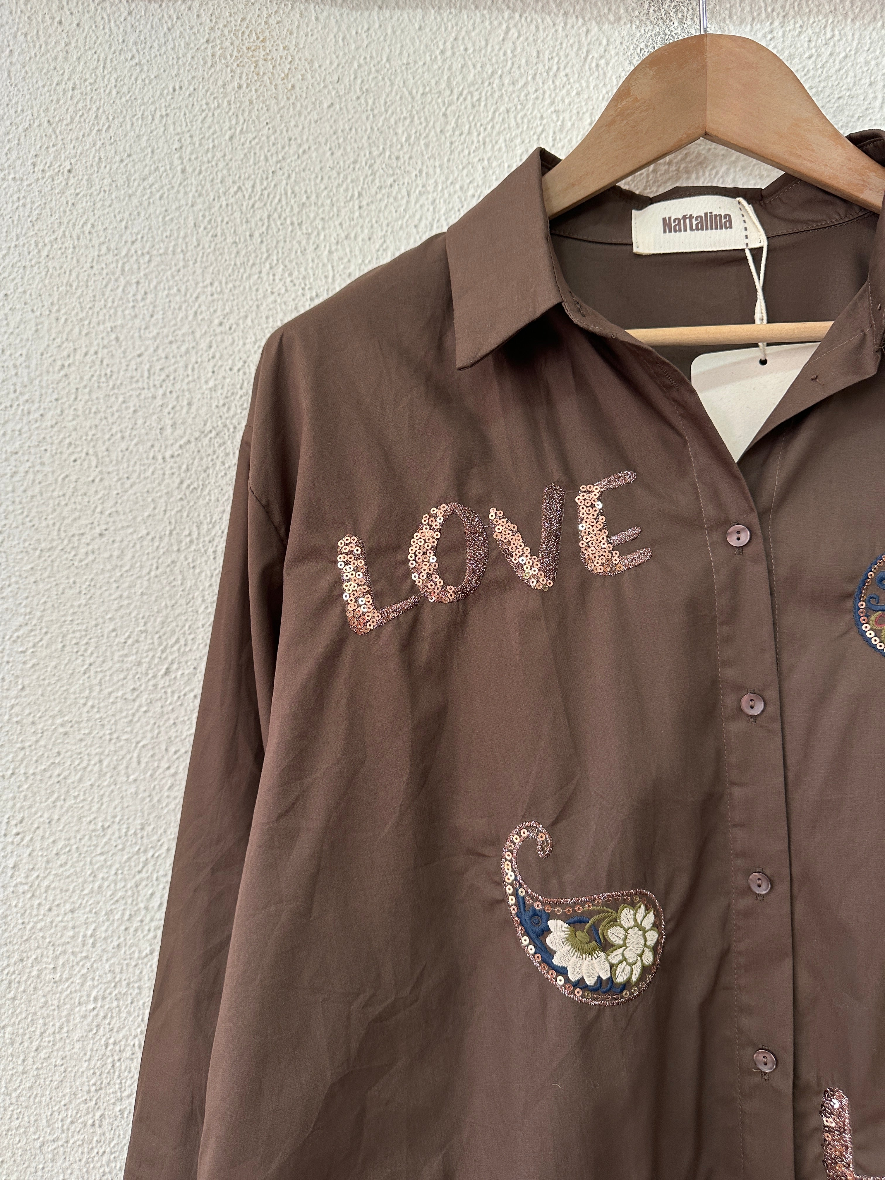 Camisa oversize c/ aplicações LOVE