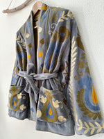 Carregar imagem no visualizador da galeria, Kimono em veludo bordado LAKSHMI
