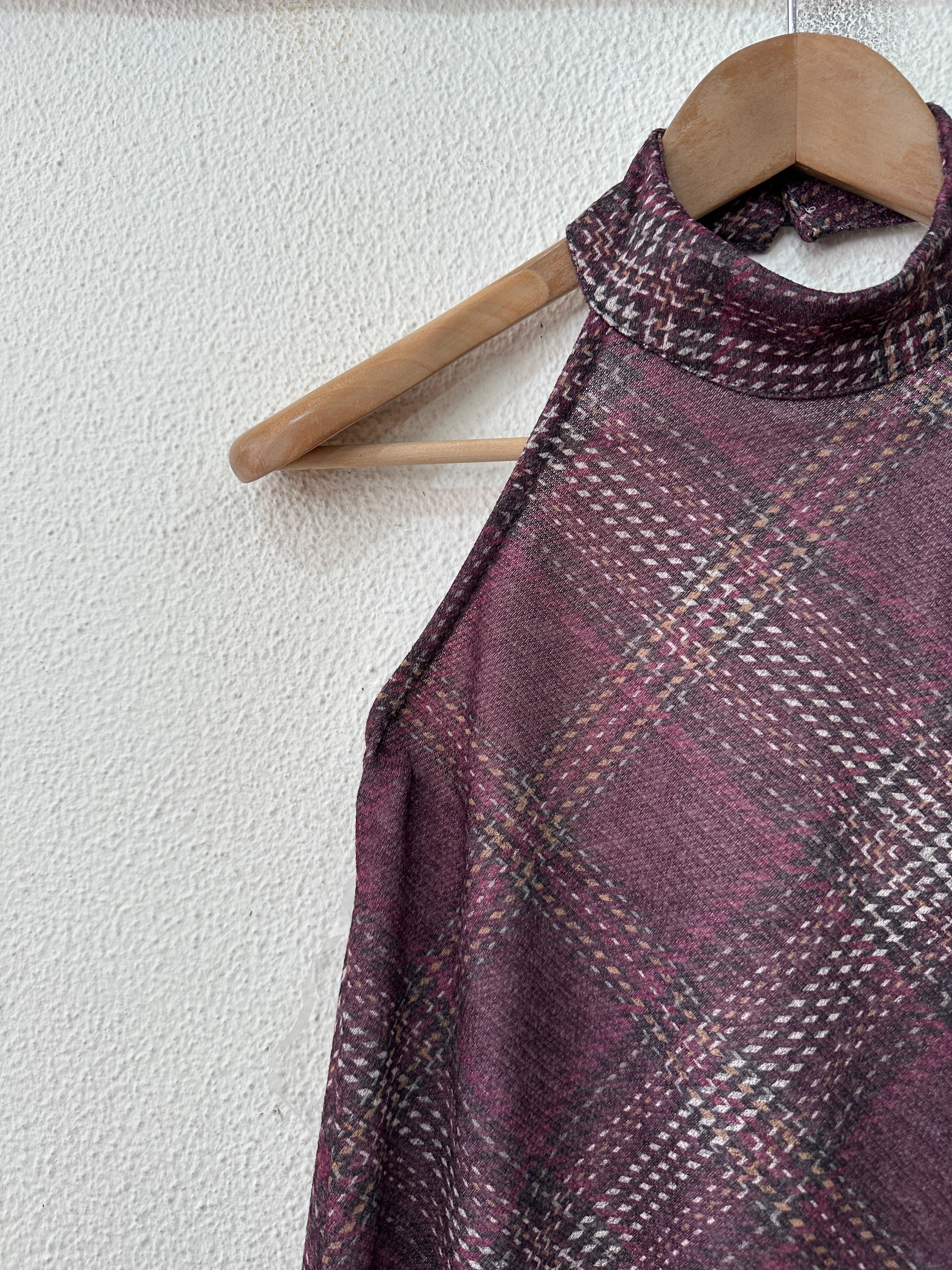 Top assimétrico em malha c/ decote halter e renda MEREDITH