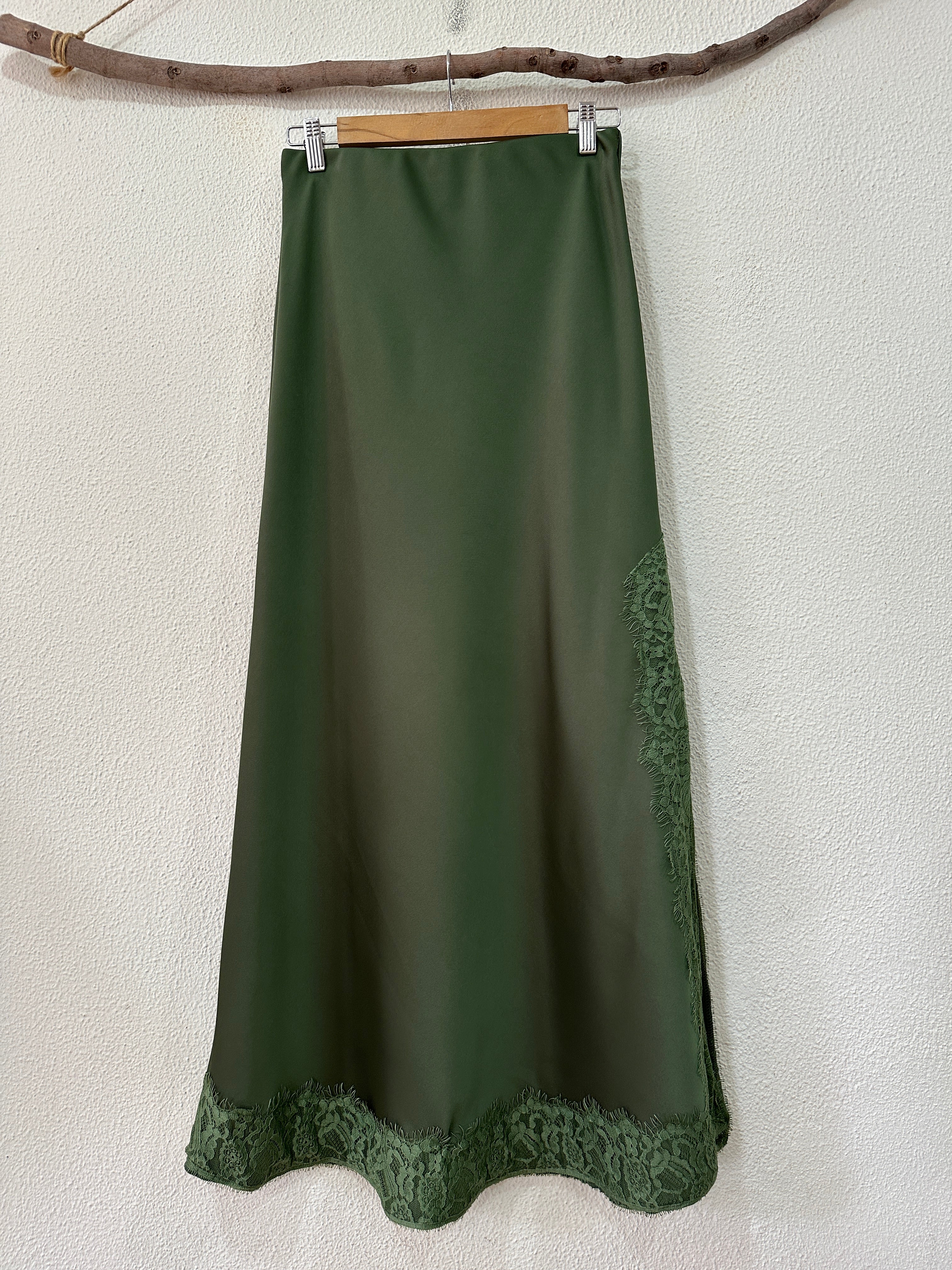 Saia comprida em cetim c/renda IMPRESSION