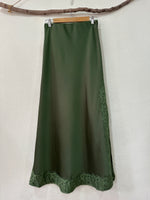 Carica l&#39;immagine nel visualizzatore della galleria,Saia comprida em cetim c/renda IMPRESSION
