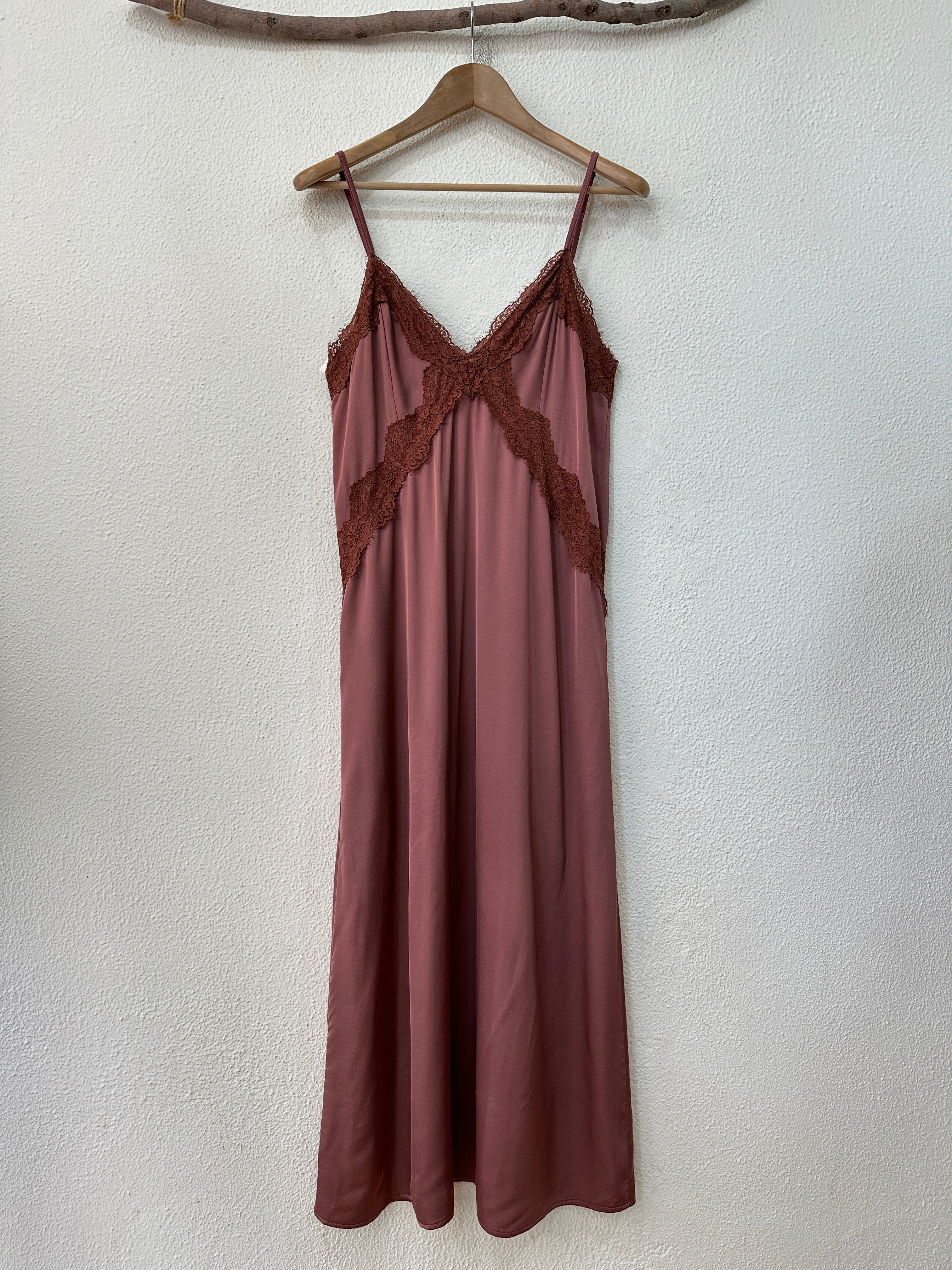 Vestido acetinado c/ renda TENDER