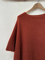 Carregar imagem no visualizador da galeria, Poncho em malha c/franjas CALÍOPE
