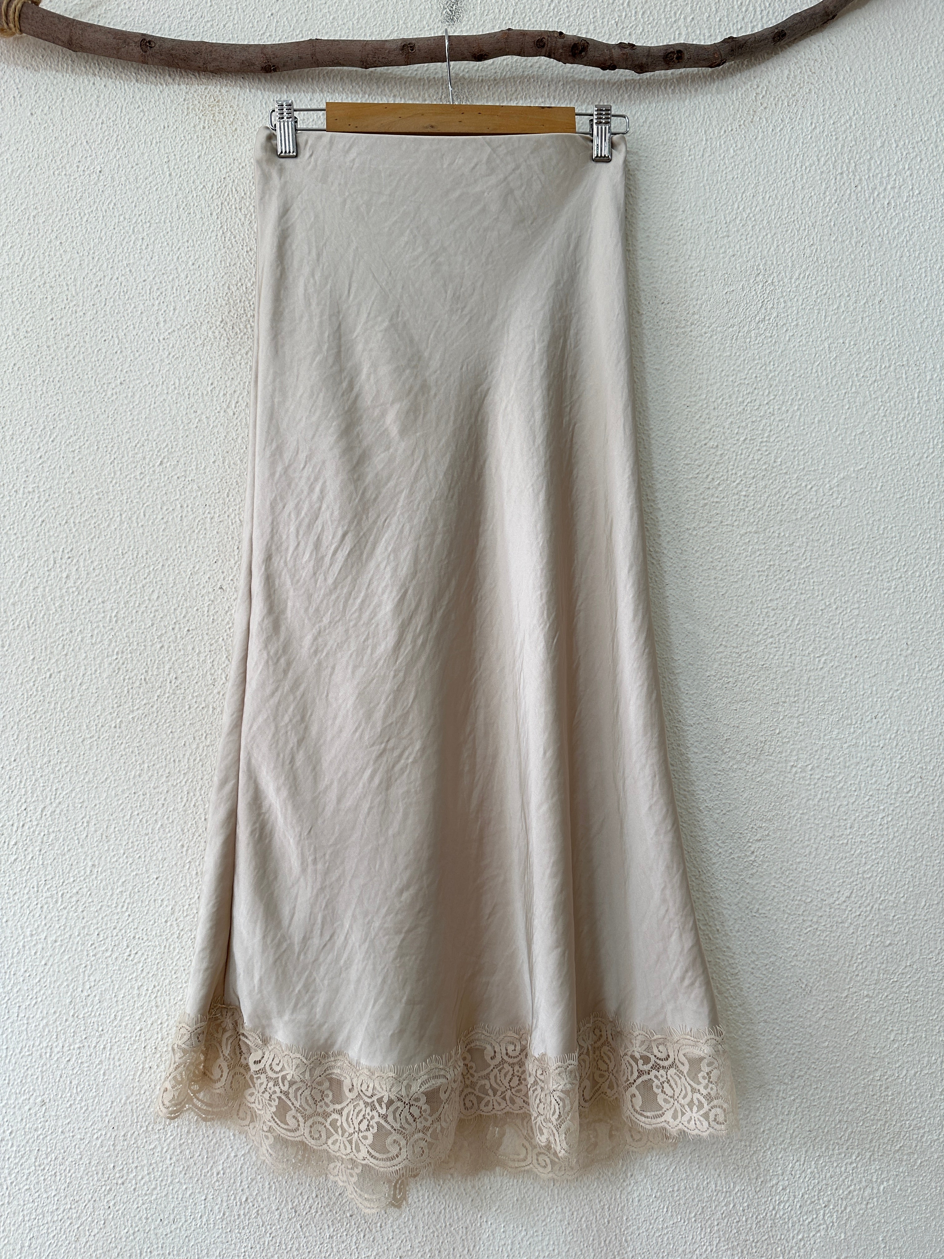 Saia acetinada c/ renda e corte em viés EMMA