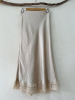 Load image in the gallery viewer,Saia acetinada c/ renda e corte em viés EMMA
