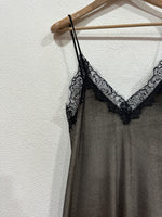 Cargue la imagen en el visor de la galería,Vestido em veludo cristal c/renda AMETHYST
