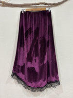 Carregar imagem no visualizador da galeria, Saia em veludo cristal c/renda AMETHYST
