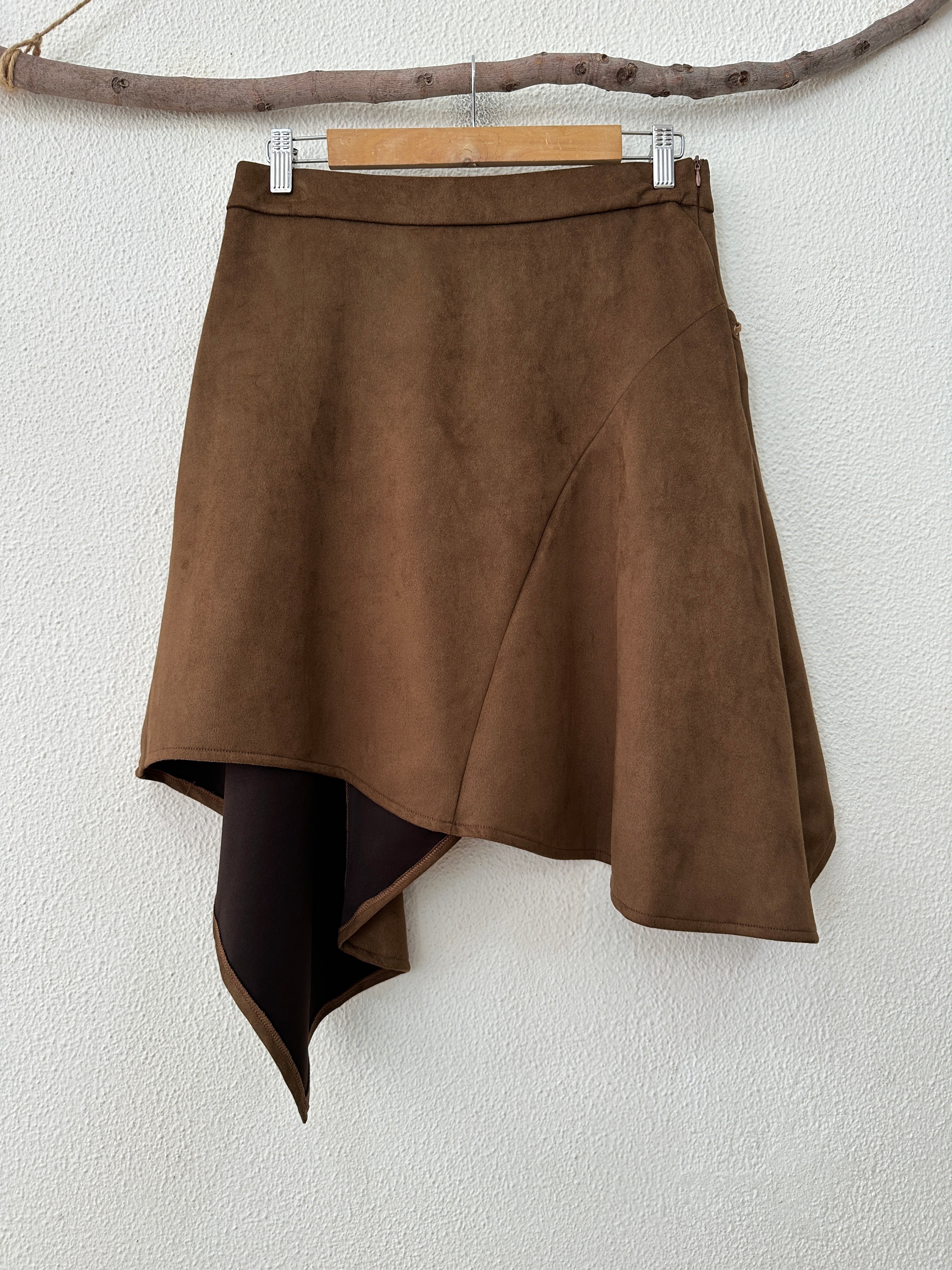 Saia em camurça sintética assimétrica OKLAHOMA