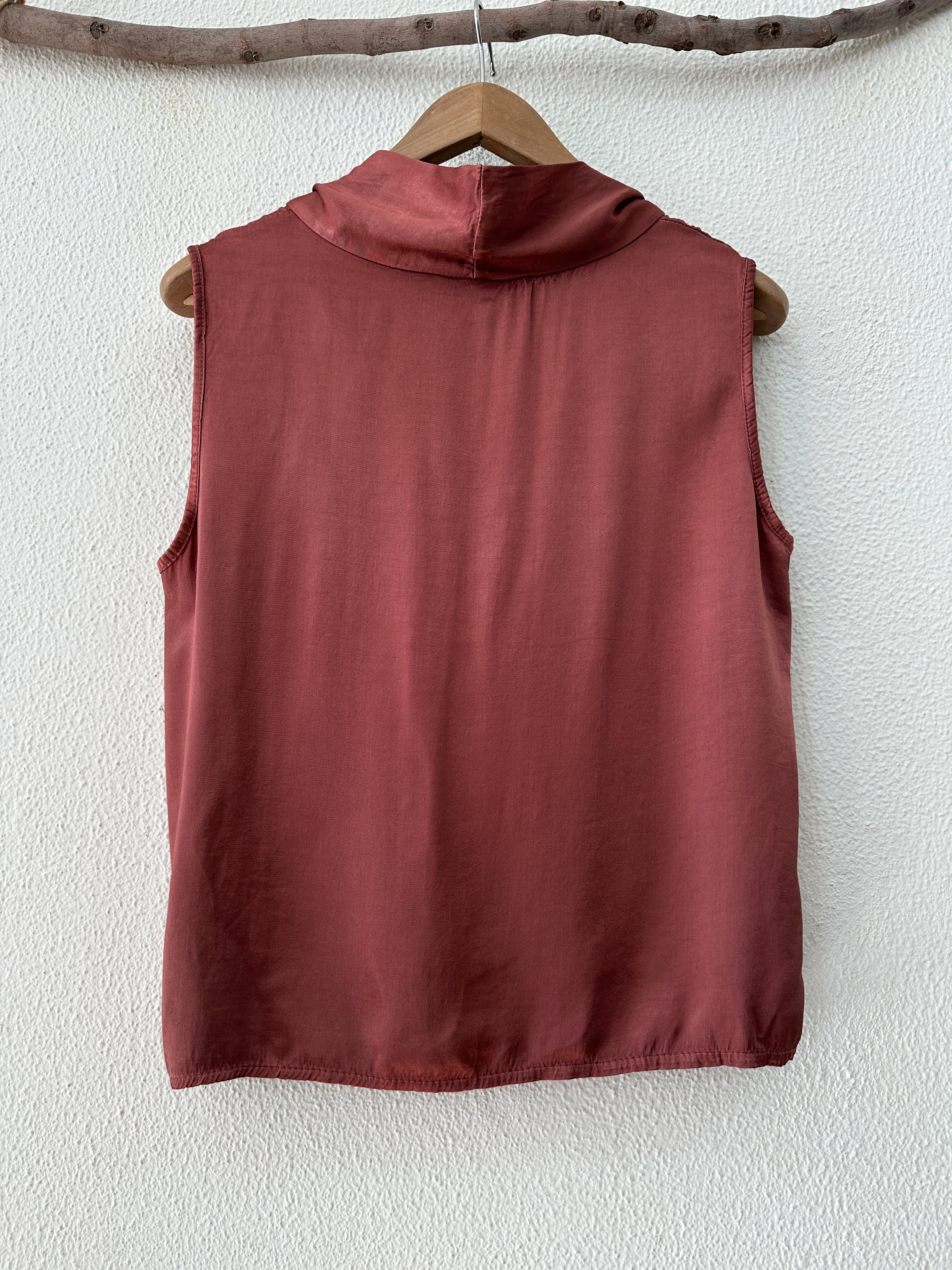 Top acetinado c/ botões GRAFF