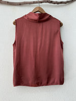 Load image in the gallery viewer,Top acetinado c/ botões GRAFF
