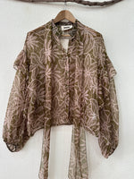 Load image in the gallery viewer,Camisa oversize c/laçada em chiffon NORMANDIE
